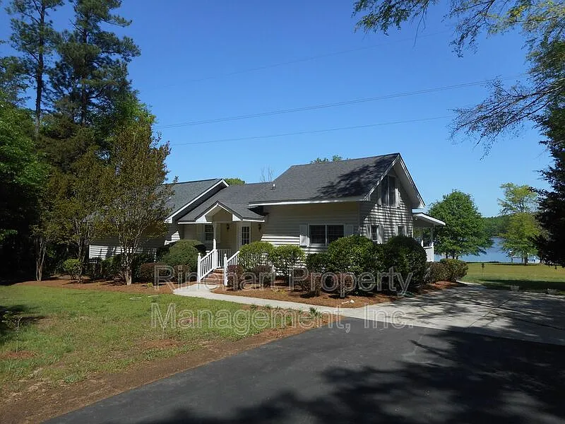 3 bed, 2.0 bath, 1850 sqft, $3,000 — Photo 1