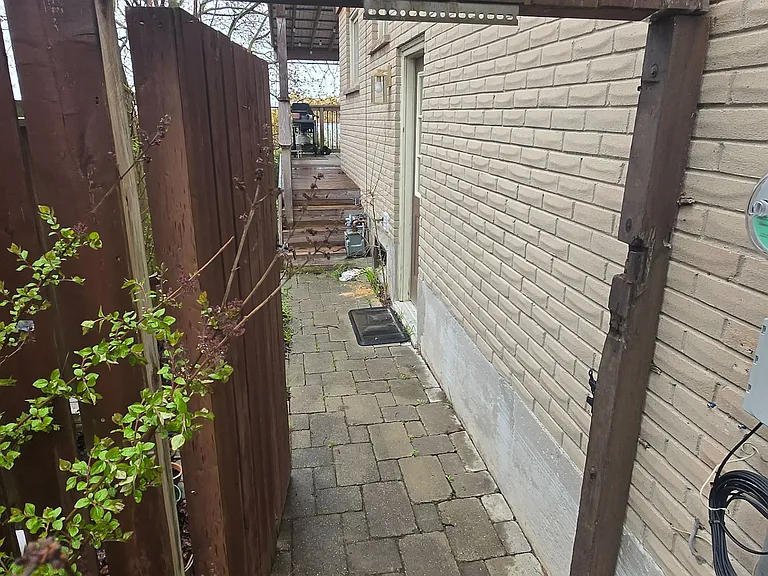 106 Springdale Cres #LOWER LEVEL — Photo 4