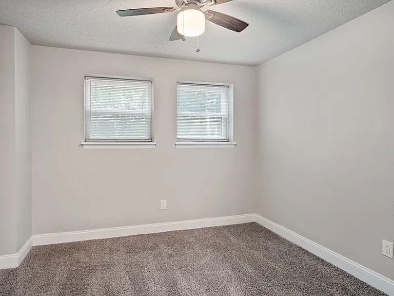 423-427 Maple Blvd — Photo 4