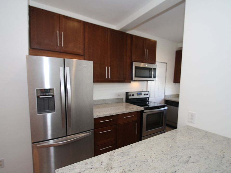 New Granite Kitchen w/Stainless Steel Appliances