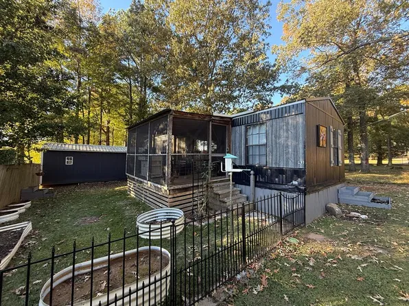 555 Mansard Island Dr, Springville, TN 38256