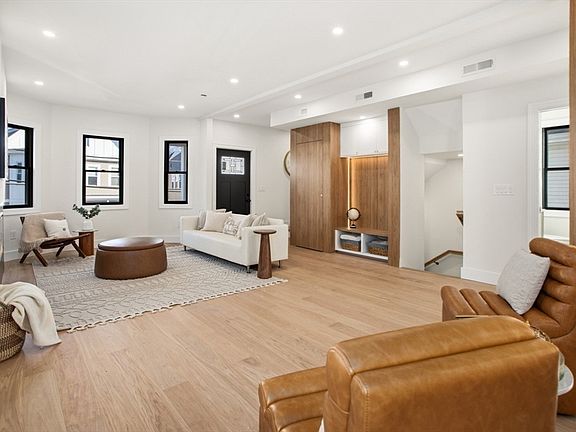 4th image of 10 Bartlett St Unit 2