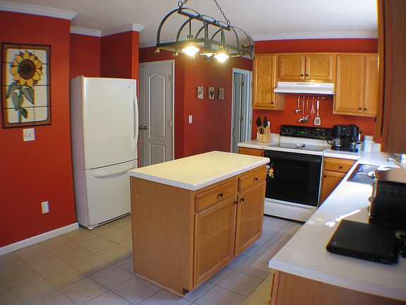 Light bright kitchen w/island 
