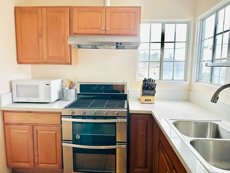 707 W Graves Ave — Photo 5