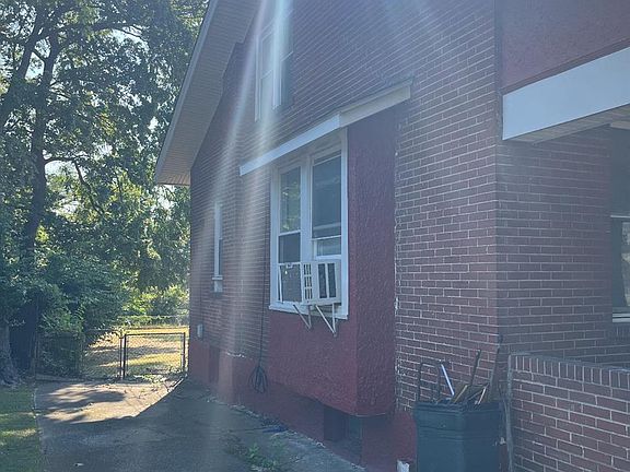 3rd image of 1610 Purdue Ave