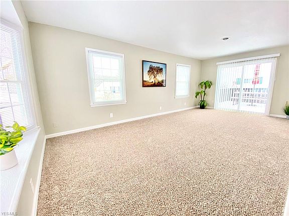 5th image of 1070 Sweetbriar Dr