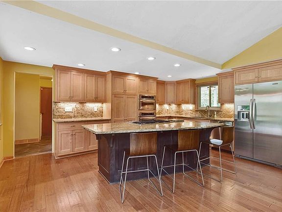 3rd image of 25905 Hilliard Blvd