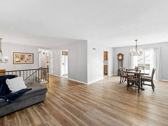 3rd image of 449 Regent Rd