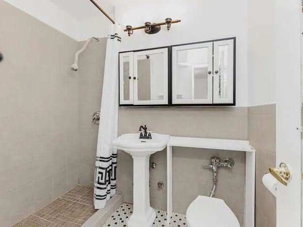 2750 Johnson Avenue image 3 of 11