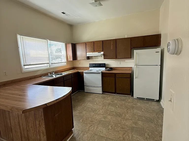 615 Davis St #B — Photo 2