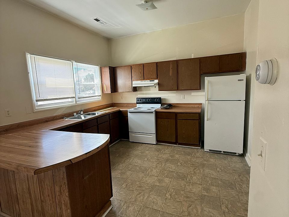 2nd image of 615 Davis St Unit B