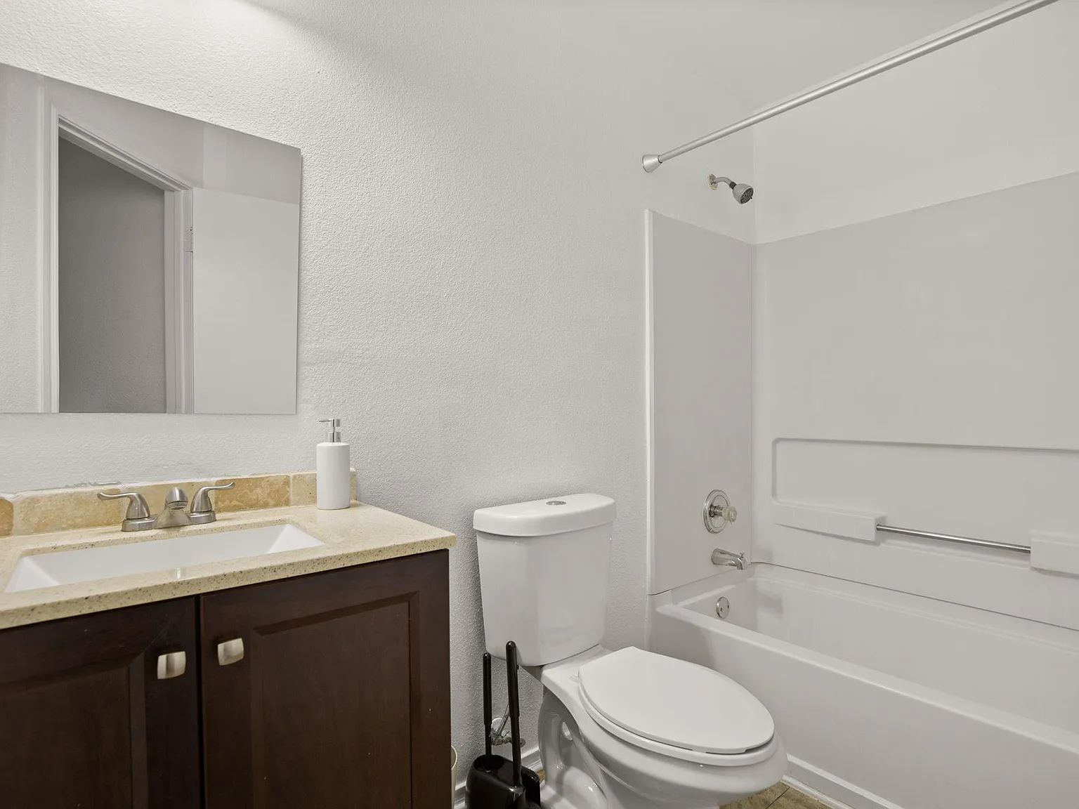 3 bed, 2.5 bath, 1716 sqft, $1,053 — Photo 2
