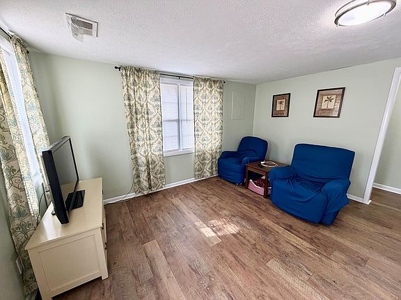 4th image of 511 W Fairview St