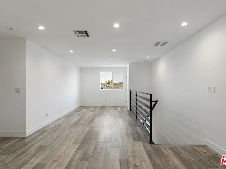 5645 1/2 Willowcrest Ave — Photo 4