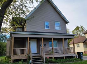 520 S Genesee St, Waukegan, IL