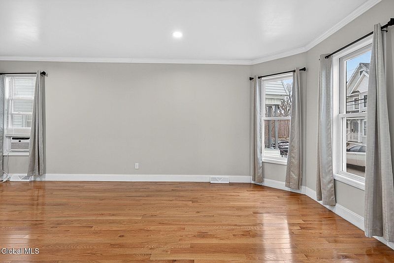4th image of 4 Daggett Terrace