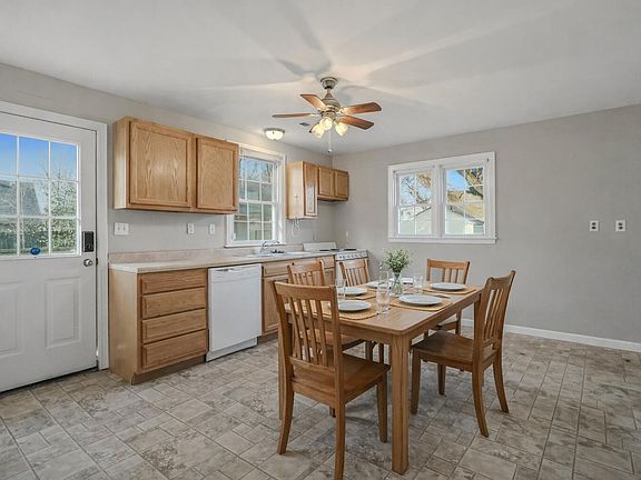 3rd image of 302 W Prairie St