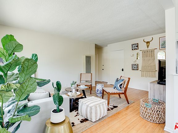 4th image of 2554 N Beachwood Dr APT 4