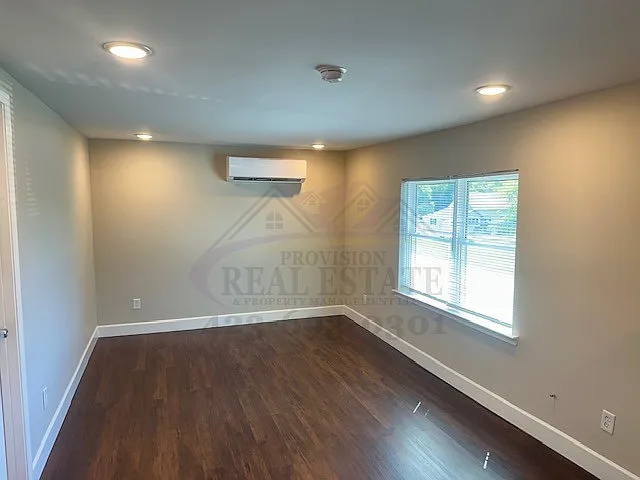 Water Included! 1BD/1BA Apartment — Photo 2
