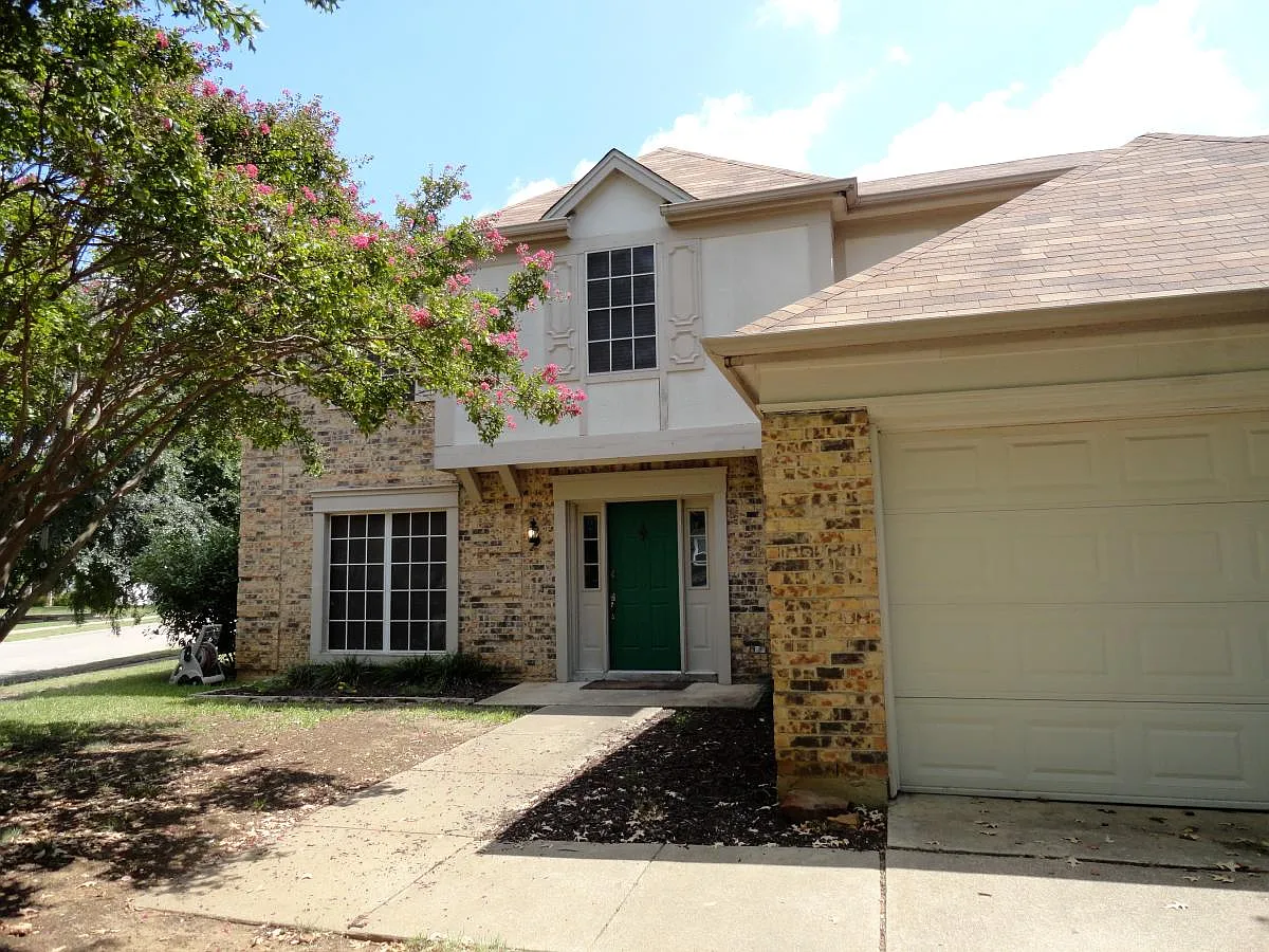 4 bed, 2.5 bath, 2525 sqft, $3,400 — Photo 1