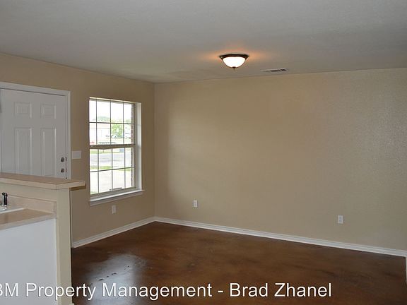 3rd image of 207 W Lamar St
