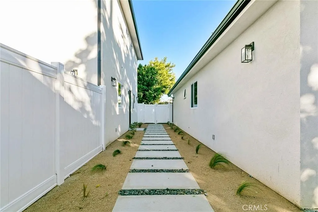 2 bed, 2.5 bath, 1200 sqft, $3,250 — Photo 3