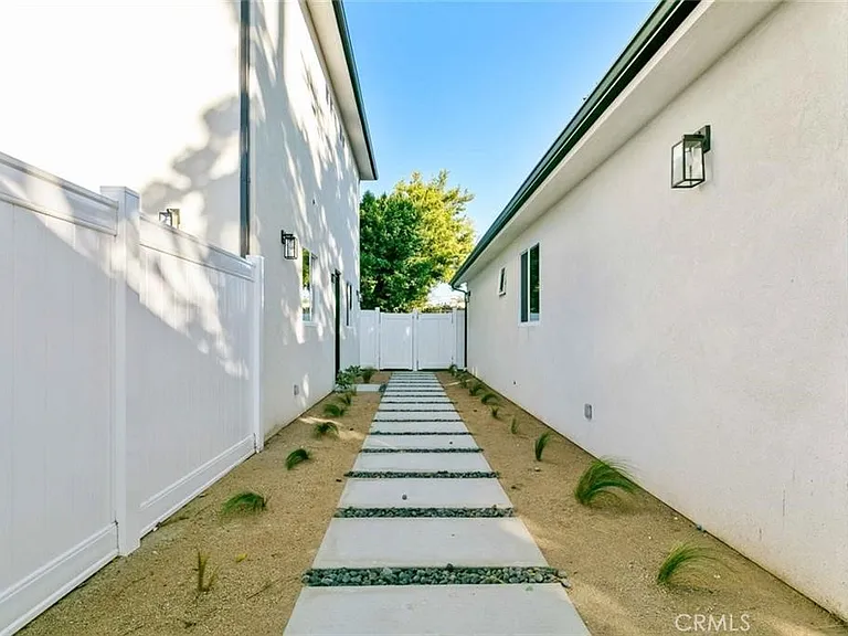 6846 Cedros Ave — Photo 3