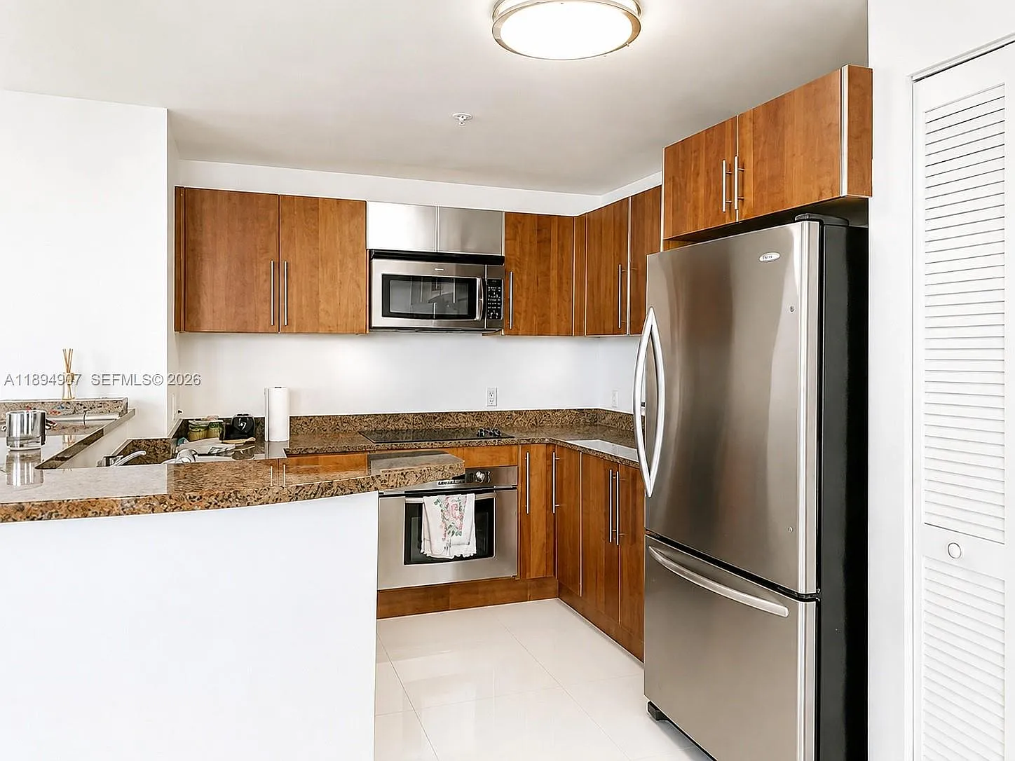 Met 1 Condo — Photo 4
