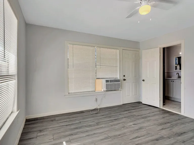305 N Robinson St — Photo 16
