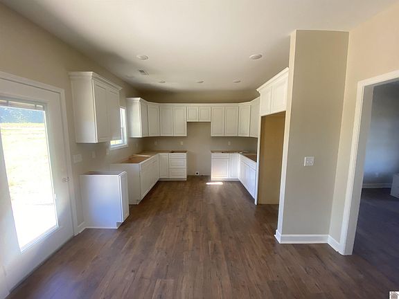 5th image of 32 Fieldstone Cir