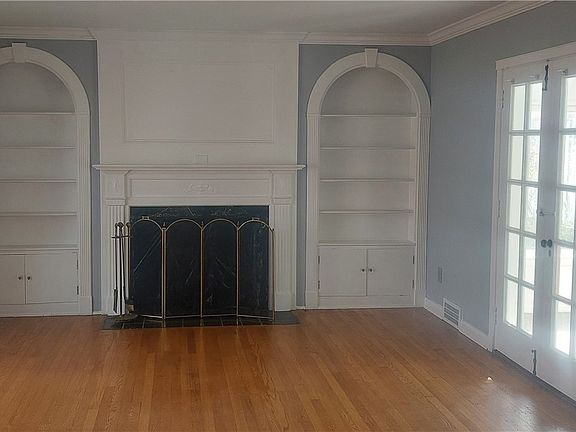 5th image of 2498 Newbury Dr