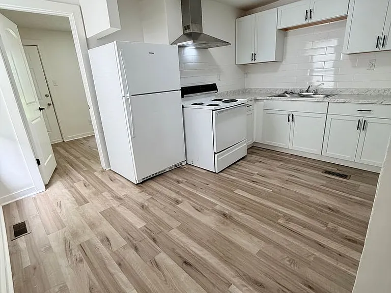 531 Smith St — Photo 13
