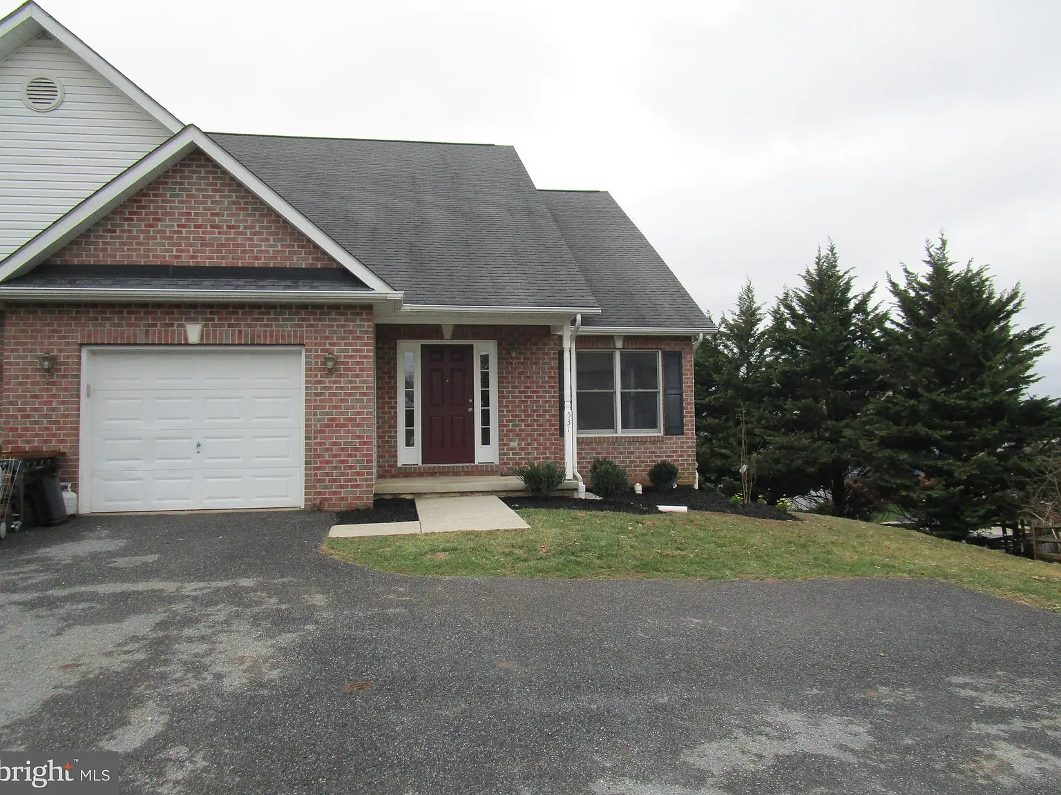 3 bed, 3.0 bath, 2014 sqft, $2,900 — Photo 2