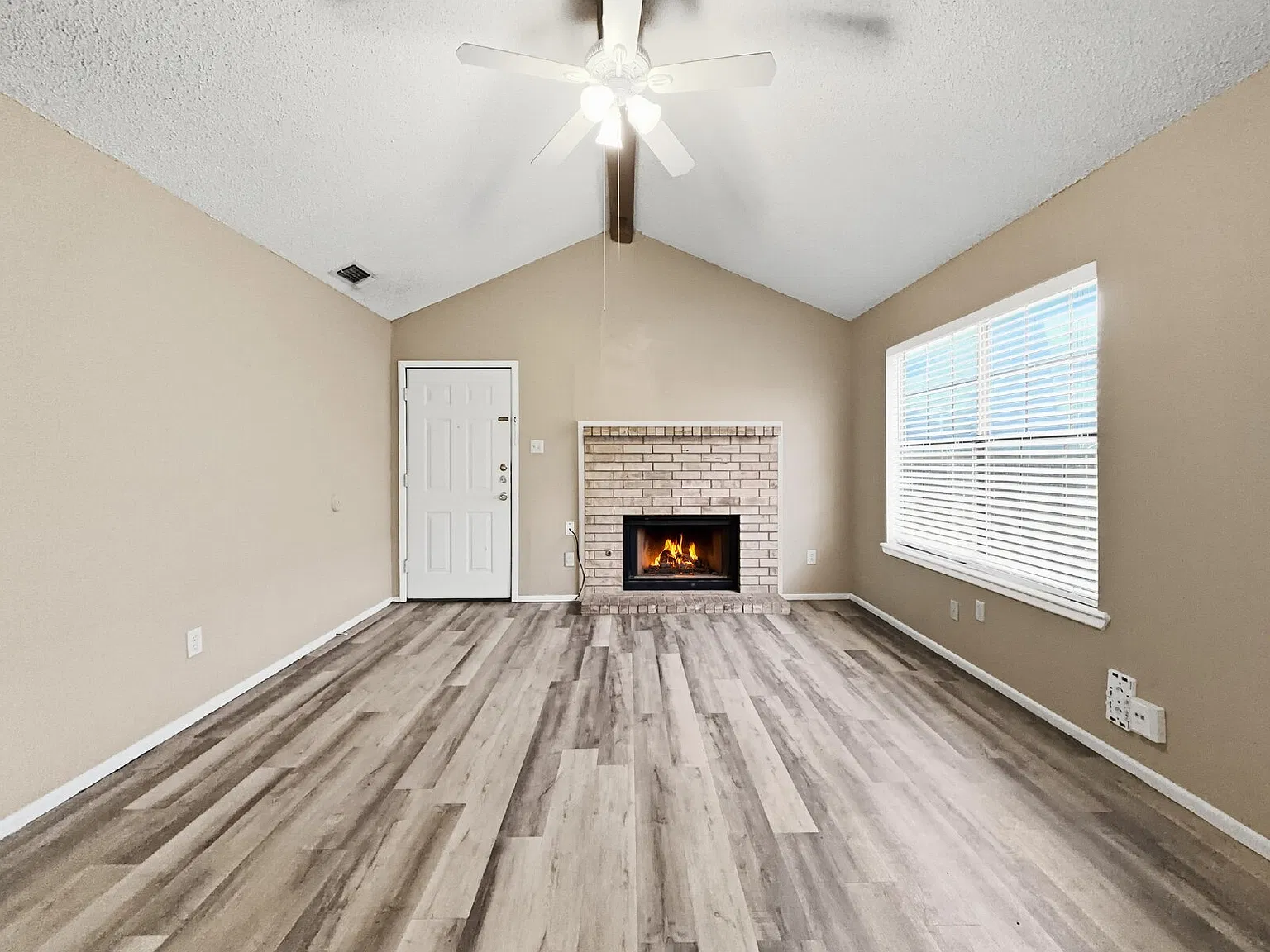 2 bed, 1.5 bath, 901 sqft, $800 — Photo 2