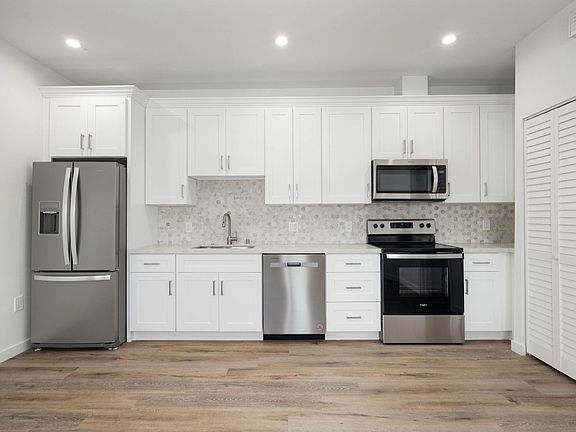 5th image of 2818-2826 1/2 Prospect St #2820