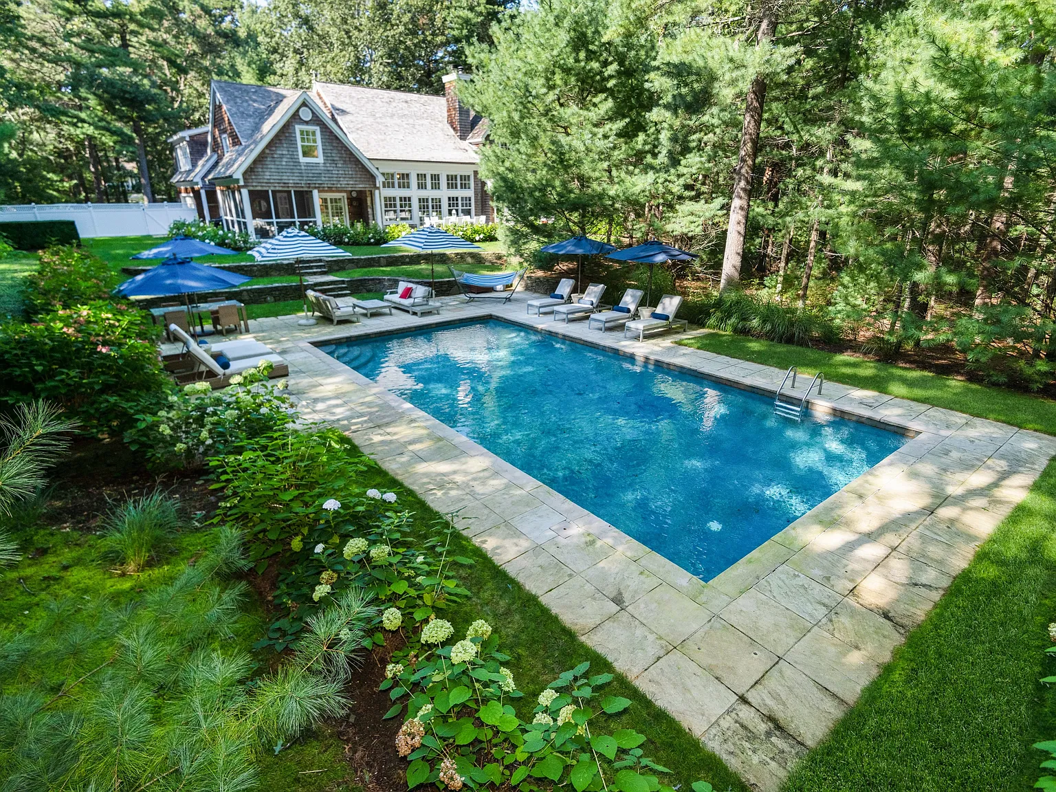 Minutes to East Hampton Village with Pool — Photo 2