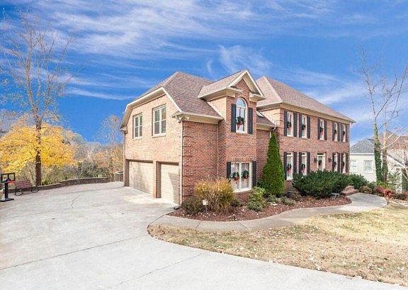 2nd image of 815 Foxfield Ln