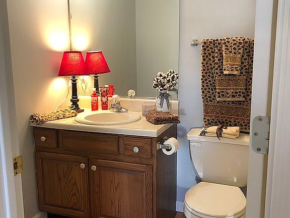 Front bathroom tub/shower 