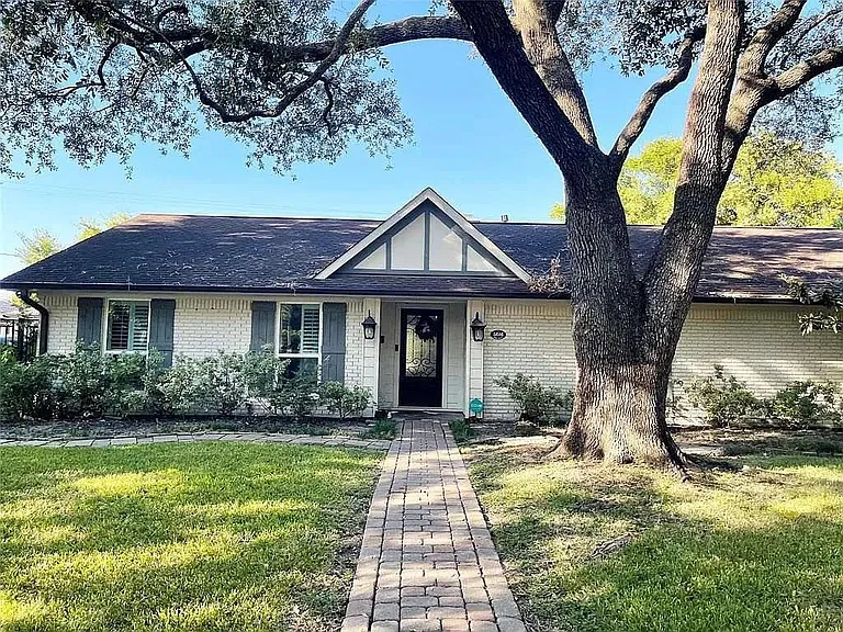5616 Pine St — Photo 1