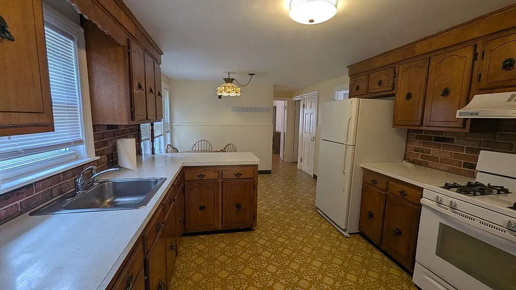 3 bed, 1.5 bath, 1691 sqft, $3,700 — Photo 4