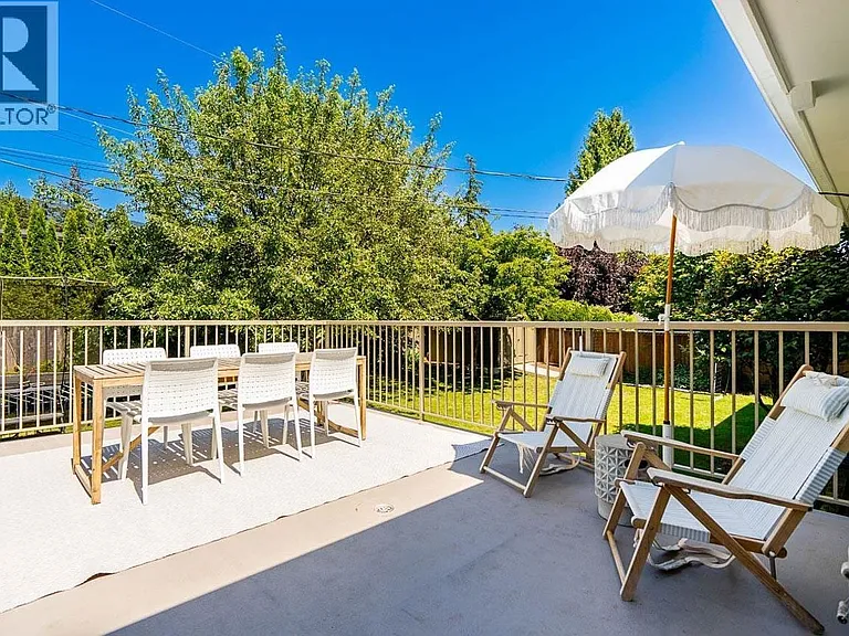 2784 Crescentview Dr — Photo 9