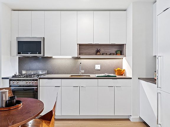 5th image of 70 W 37th St #2219