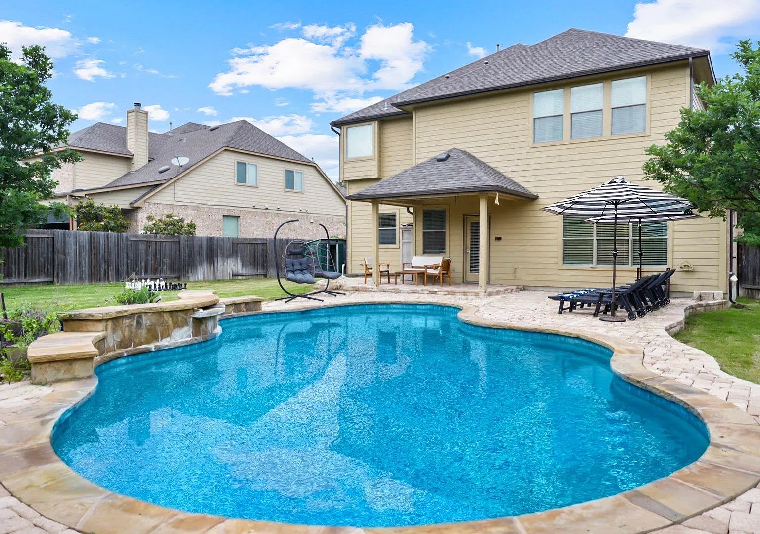 4 bed, 2.5 bath, 2865 sqft, $4,400 — Photo 1