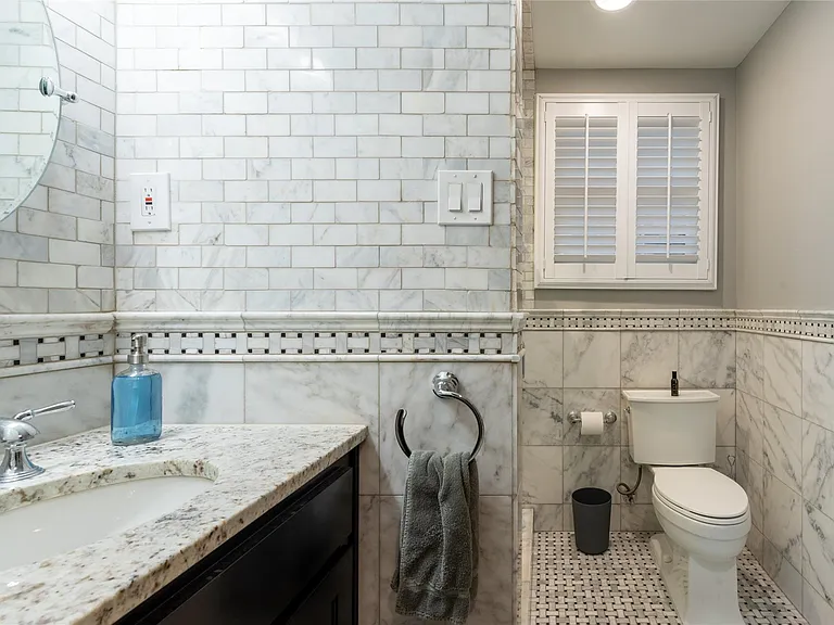 908 E 32nd St #203 — Photo 12