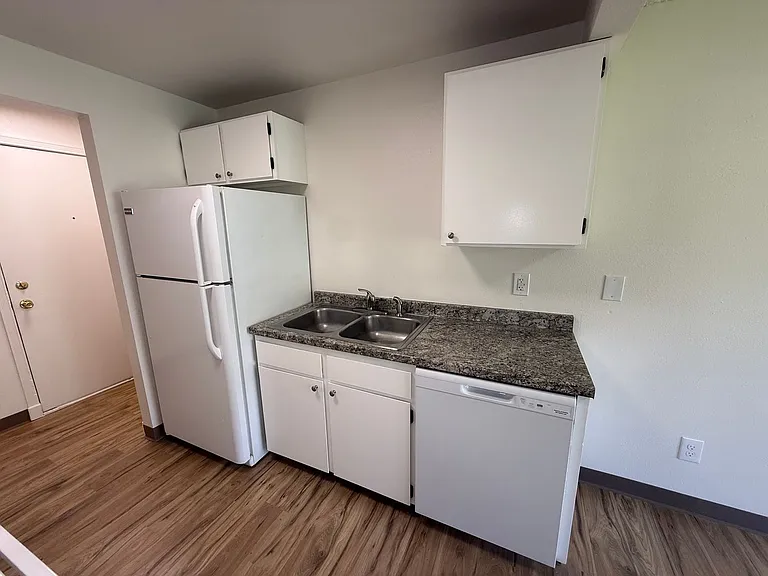 Ironwood Court Apartments — Photo 8