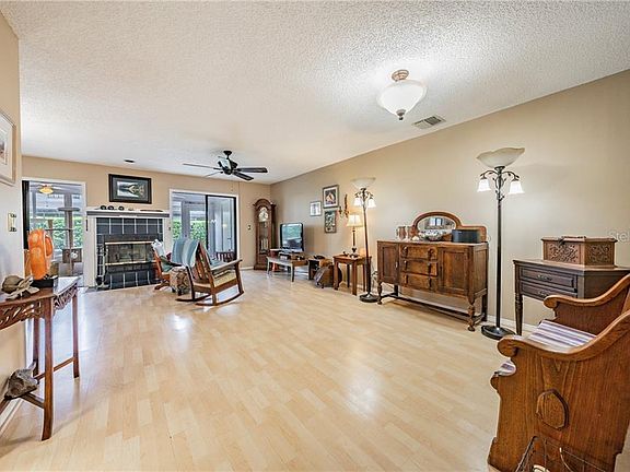 3rd image of 4210 Brentwood Park Cir