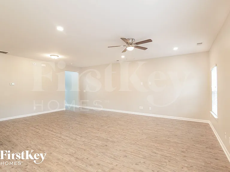 758 Redbud Ln — Photo 3