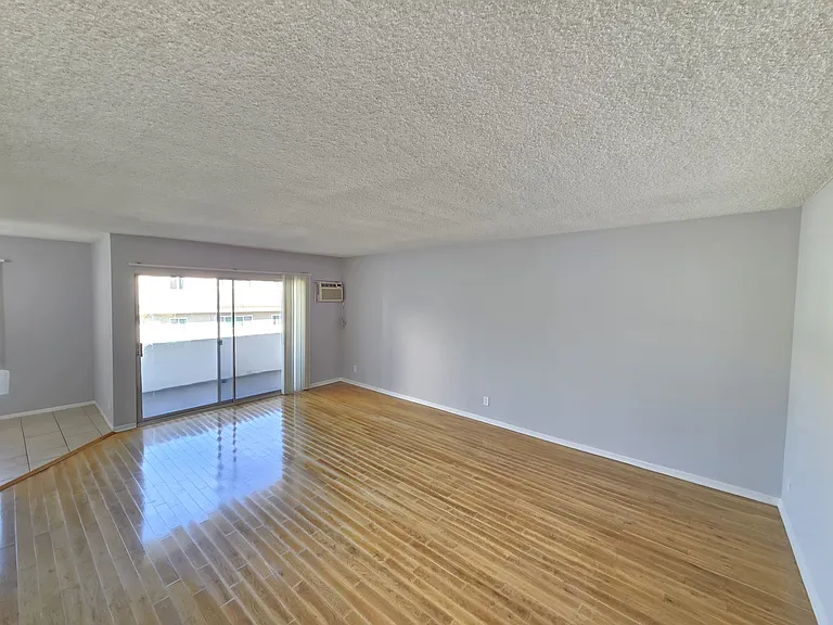 13955 Oxnard St — Photo 14