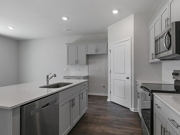3rd image of 61 Hawley Glen Dr