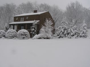 108 Foxwood Dr, Clinton, PA 15026